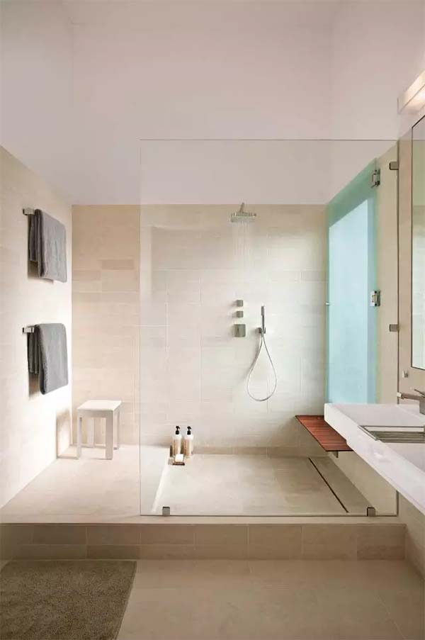 Dividing the shower area with a glass wall