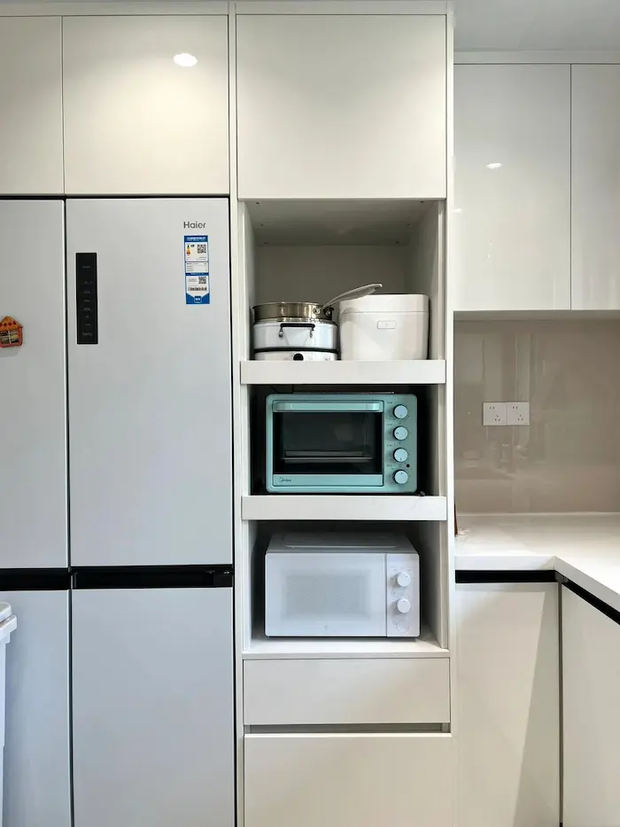Open shelf niche design for high cabinets
