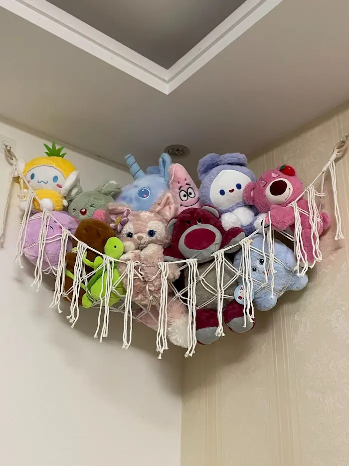 Triangle mesh pocket to store plush dolls