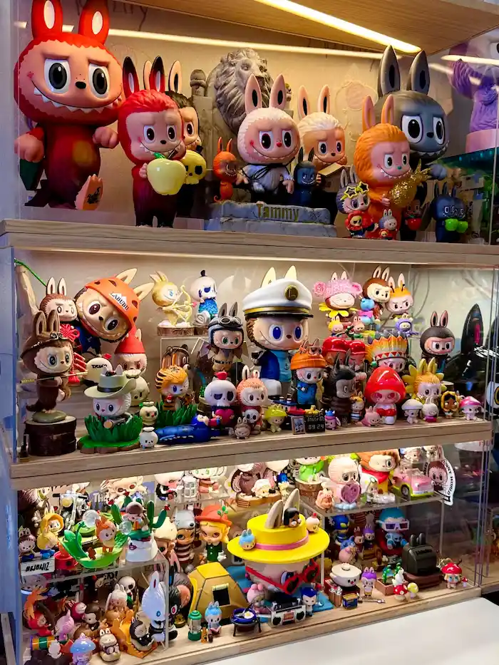 Using a wall to display labubu